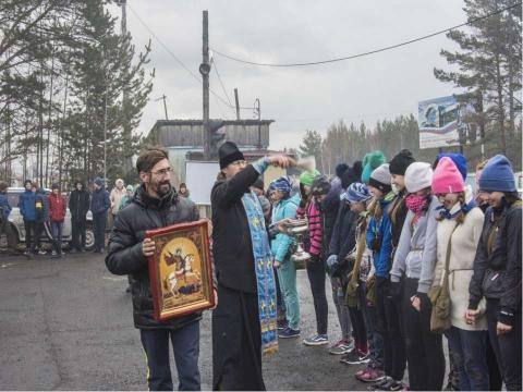 Презентация на тему "Пока живешь, твори добро, лишь путь добра - спасение души" по педагогике